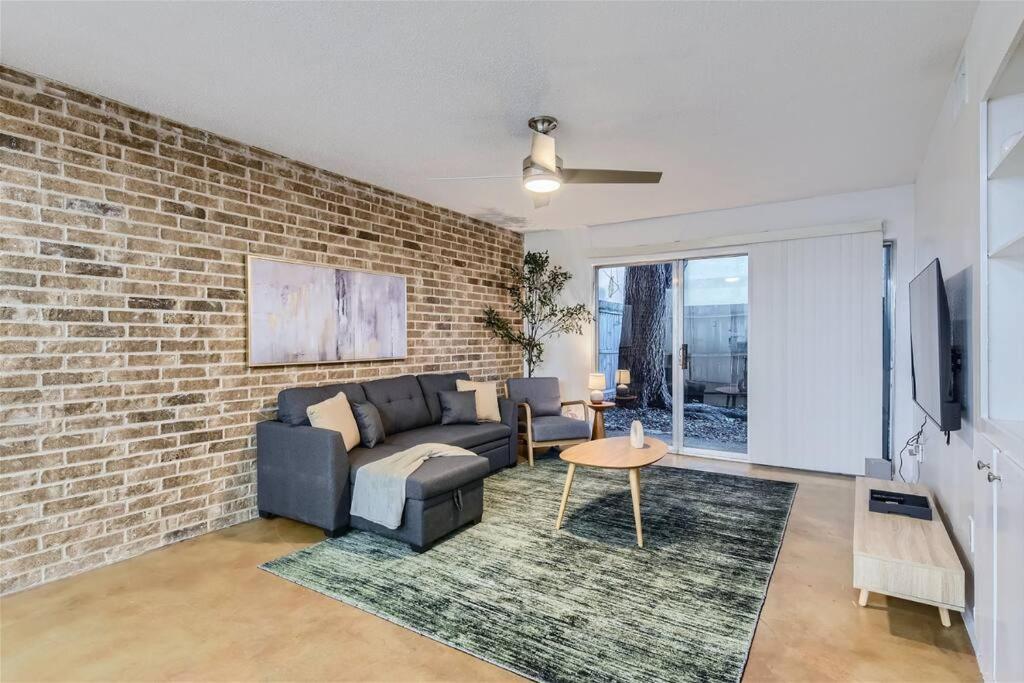 Your 2b Getaway - Sleeps 6 - Pool, Pkg - Walk Dtwn Apartment *