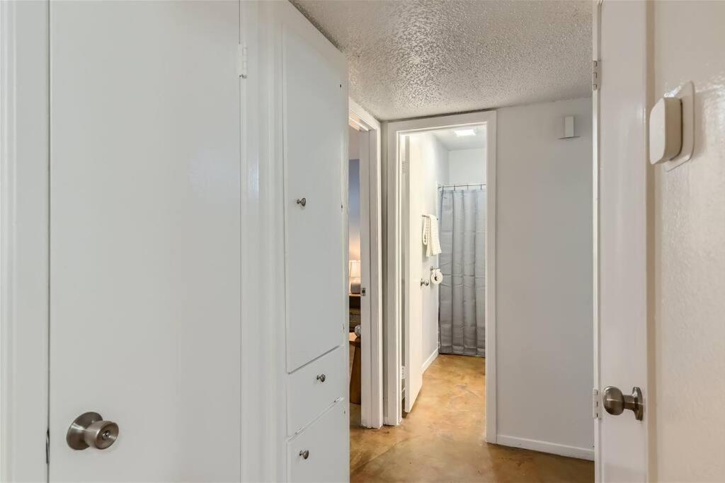 Your 2b Getaway - Sleeps 6 - Pool, Pkg - Walk Dtwn Austin