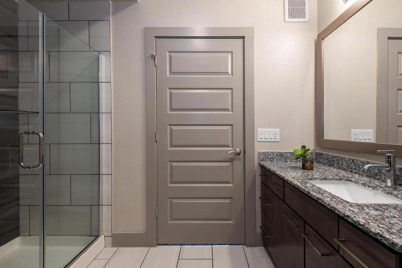 Apartment Landing - Modern With Amazing Amenities Austin