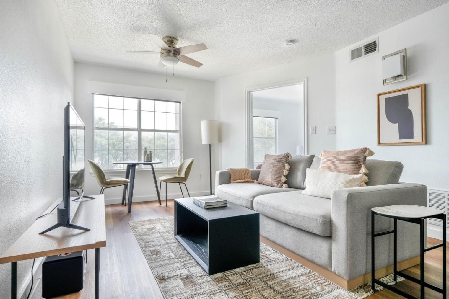 Blueground Gateway Pool Gym Close To Shops Atx-252 *
