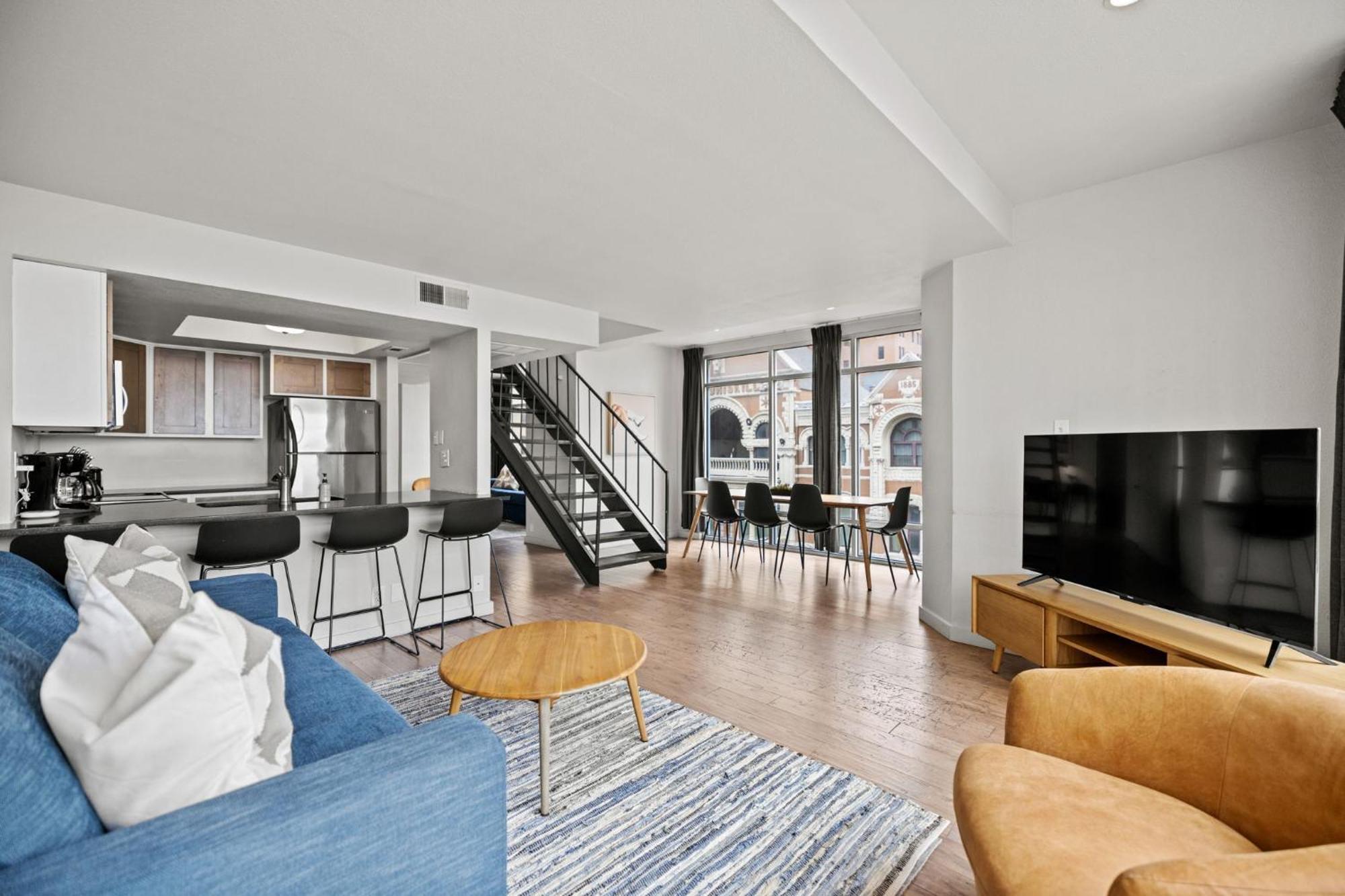Littlefield Lofts, Hosted By Placemakr - 6th St Apartment *
