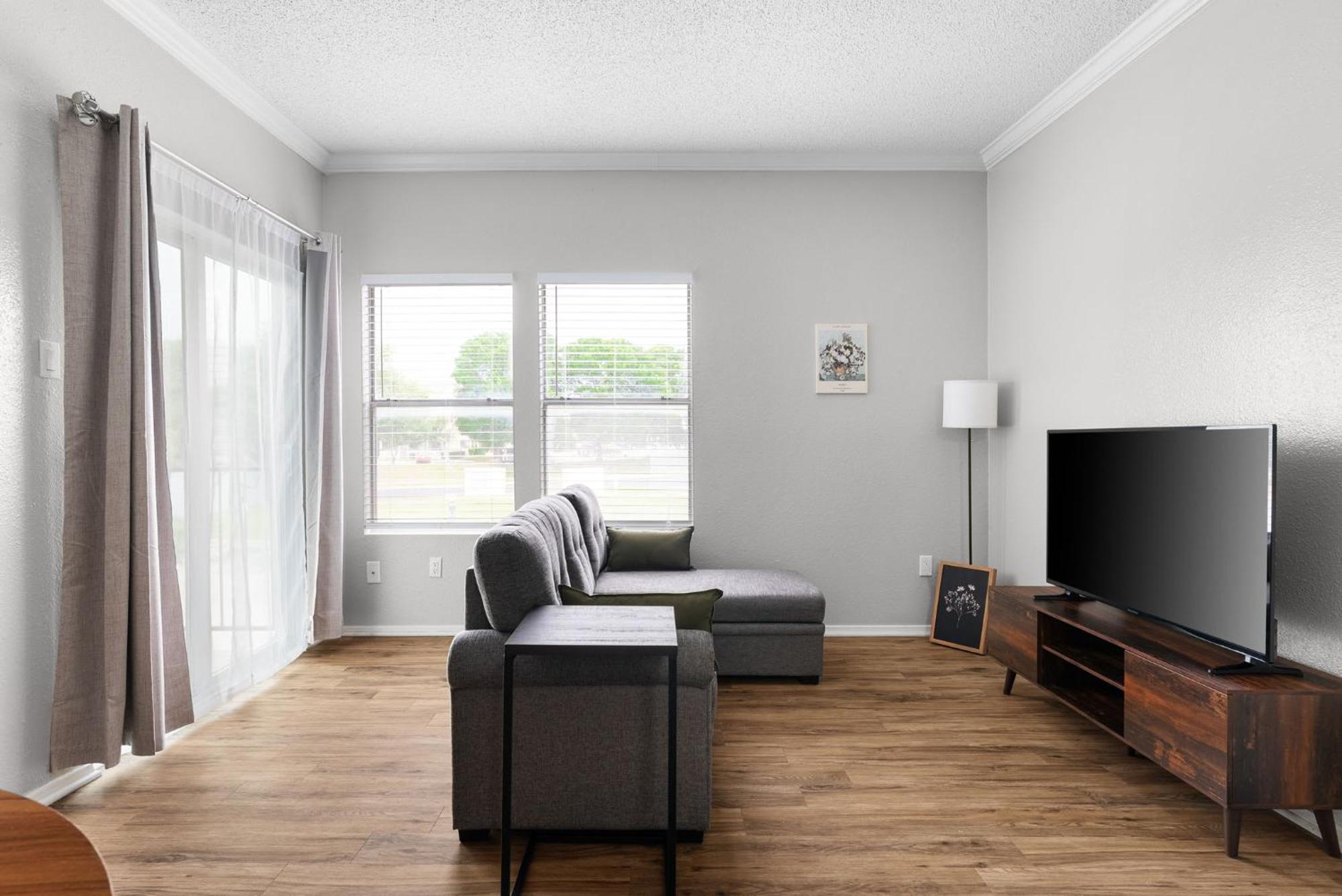Apartment Updated 1br With Community Pool Near The Domain