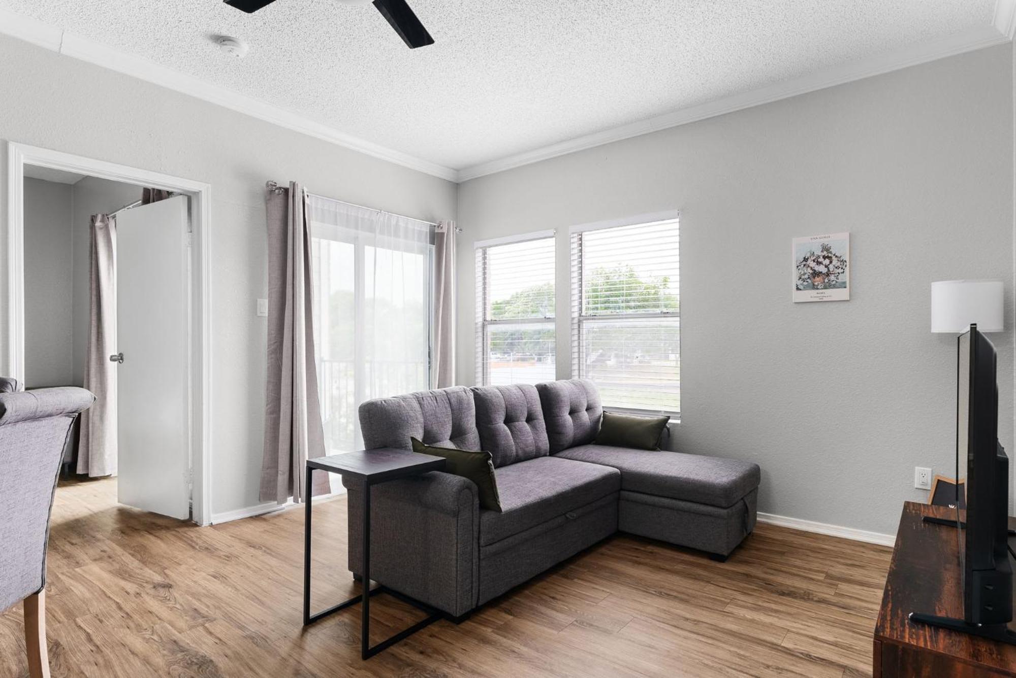 Apartment Updated 1br With Community Pool Near The Domain *