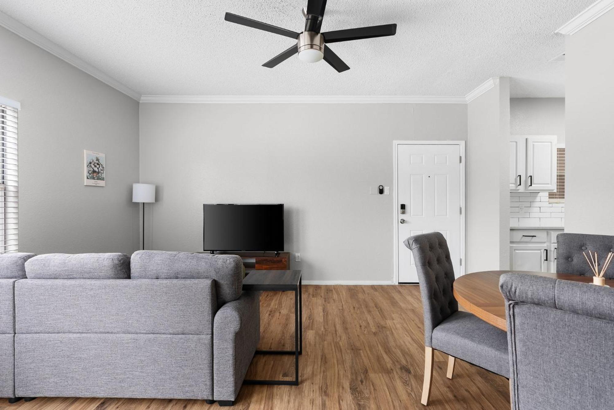 Updated 1br With Community Pool Near The Domain