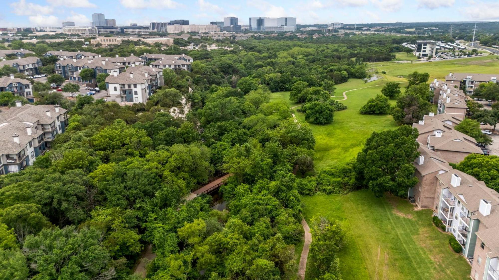 Updated 1br With Community Pool Near The Domain