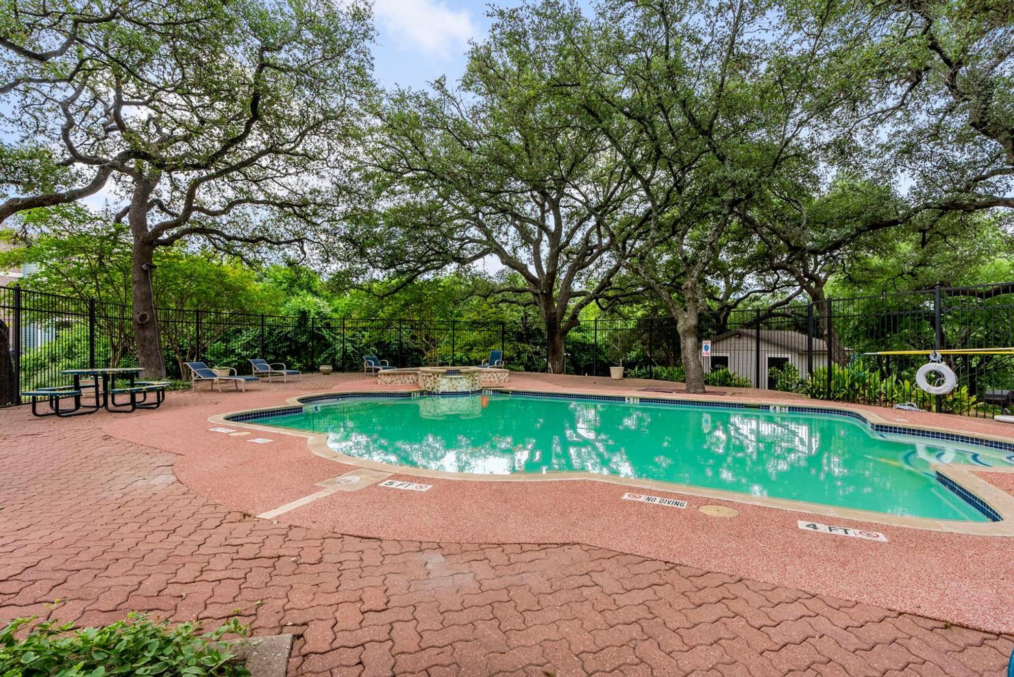 Updated 1br With Community Pool Near The Domain Apartment