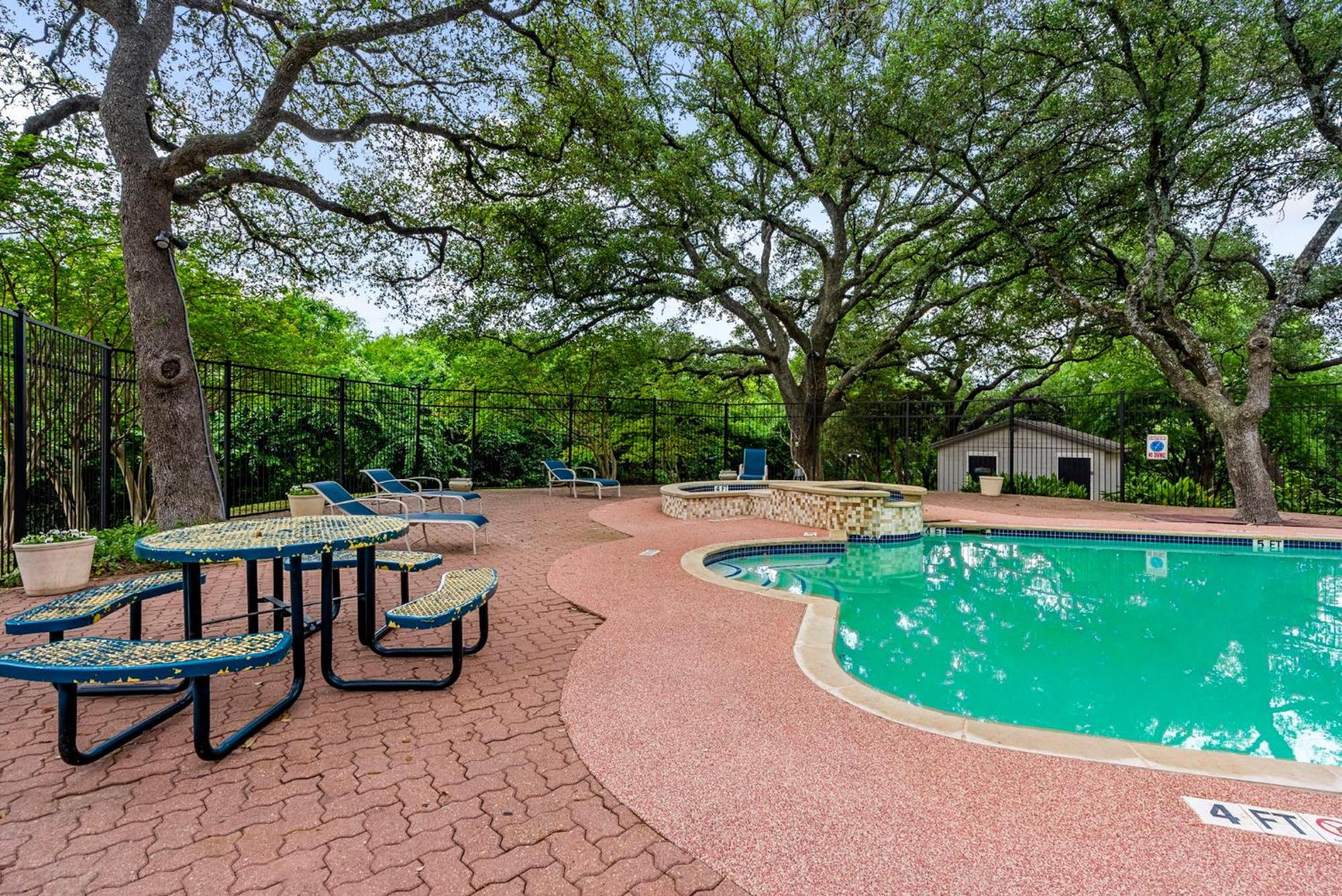 Apartment Updated 1br With Community Pool Near The Domain