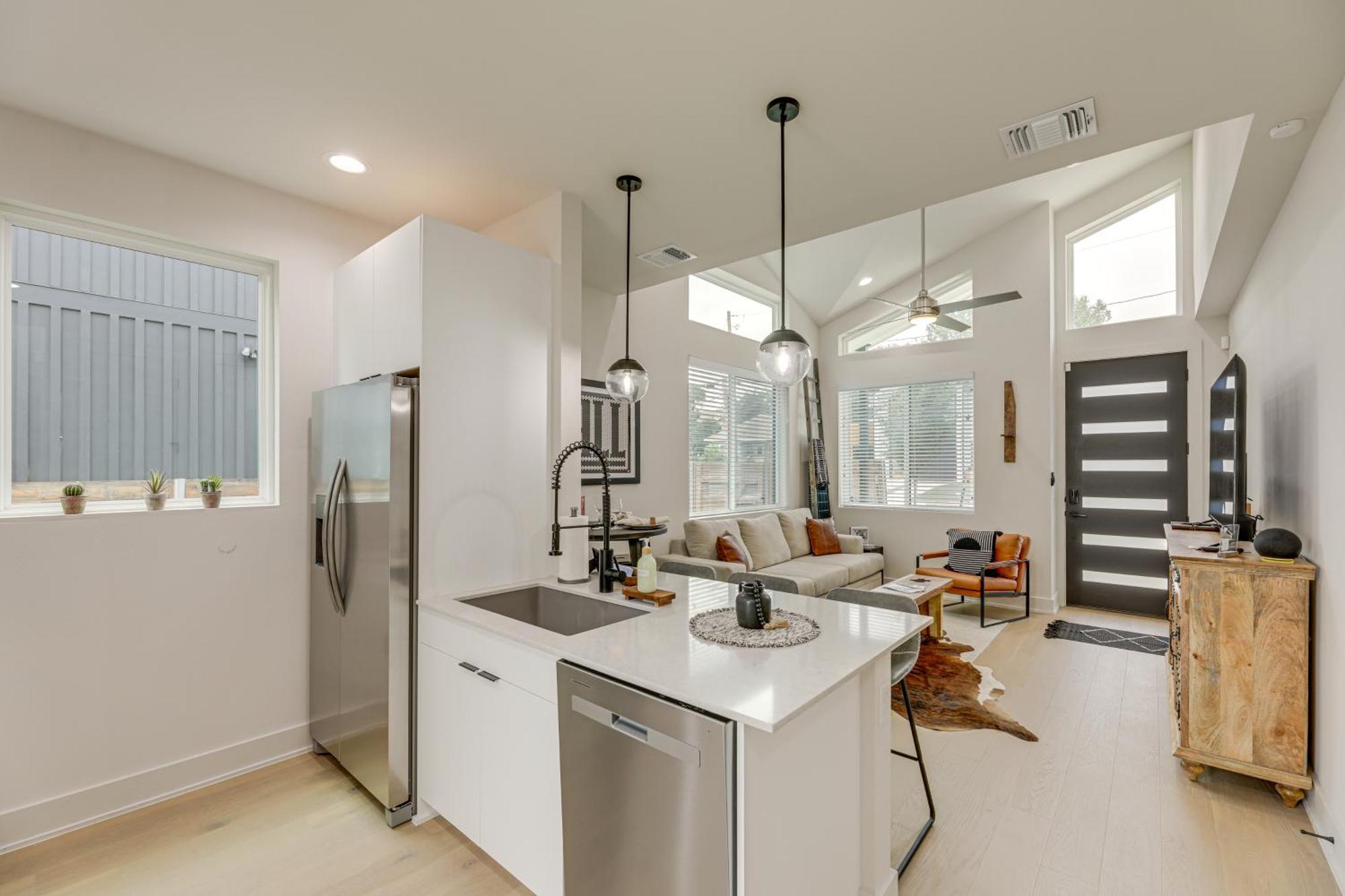 Modern Retreat With Heated Cowboy Pool! Holiday home *
