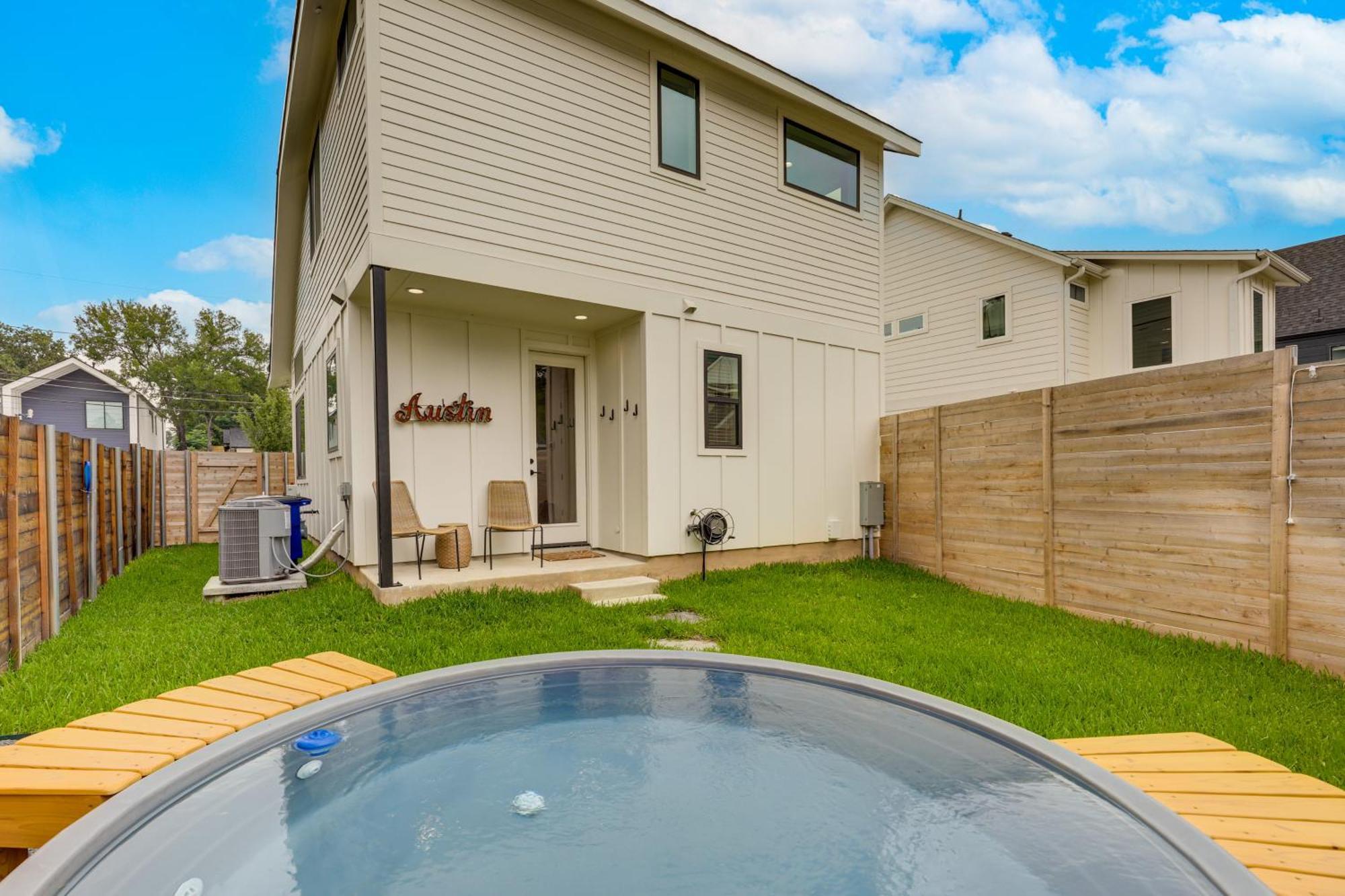 Modern Retreat With Heated Cowboy Pool! Holiday home Austin