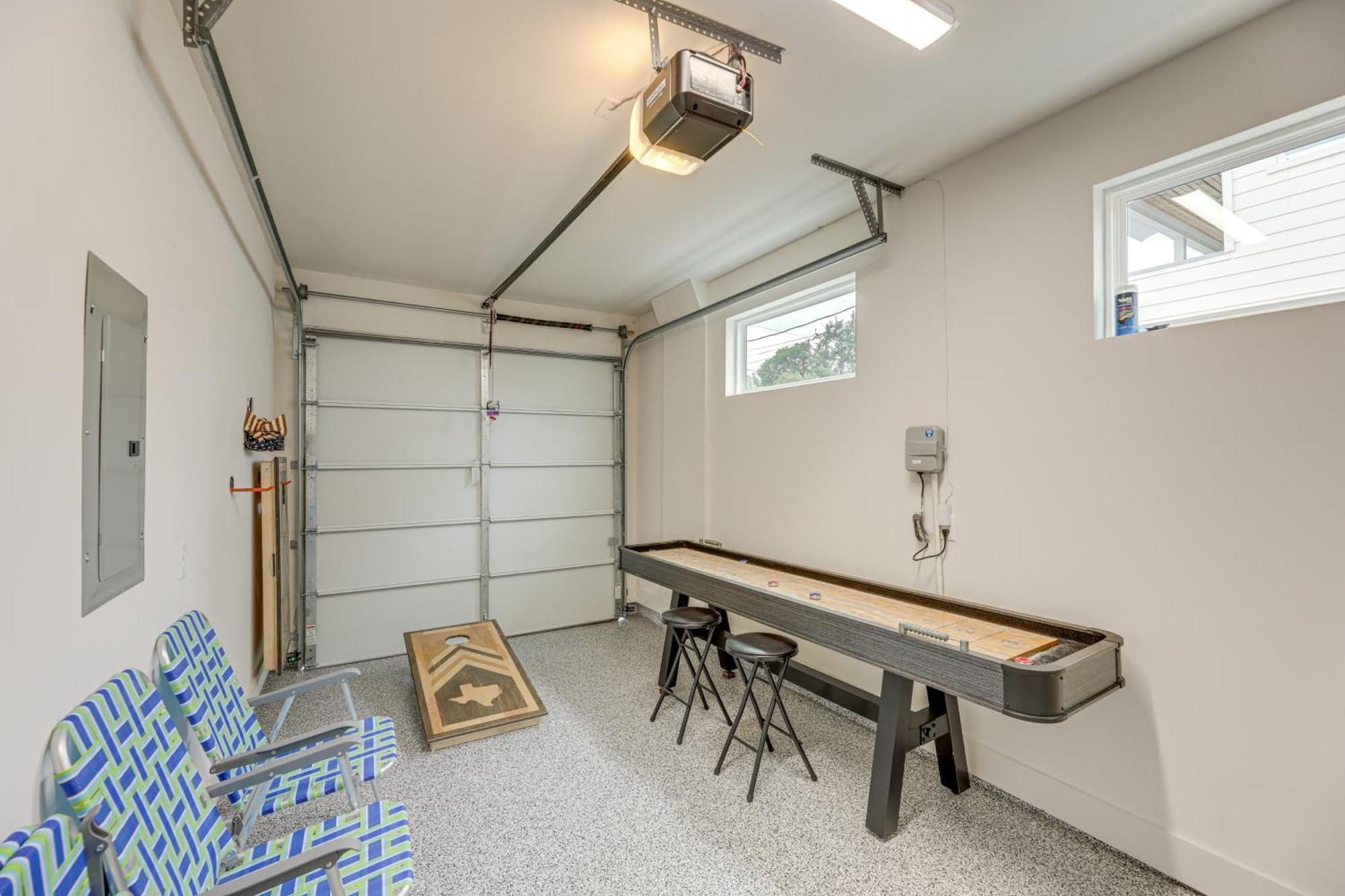 Modern Retreat With Heated Cowboy Pool! Austin