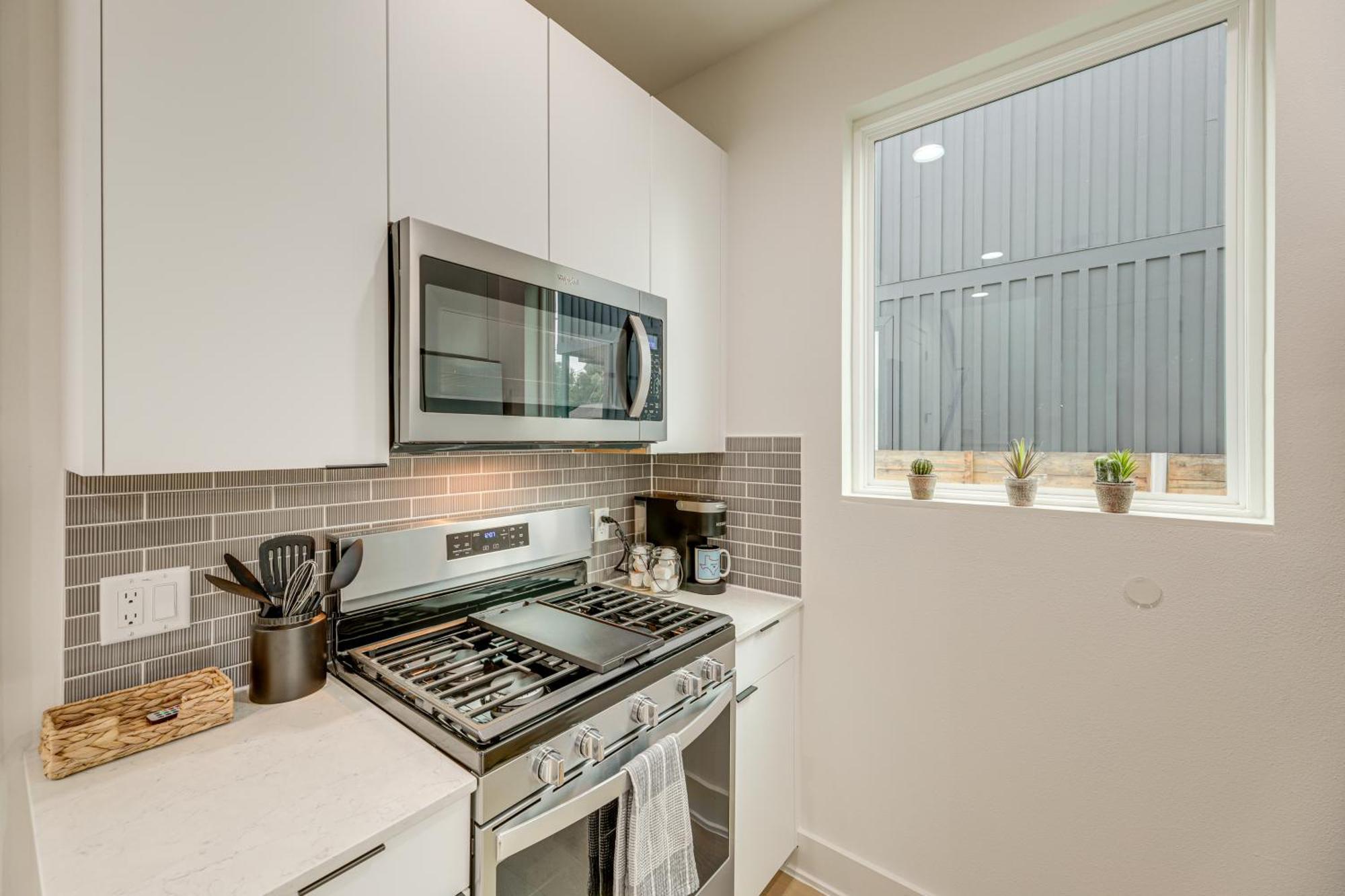 Modern Retreat With Heated Cowboy Pool! Holiday home *