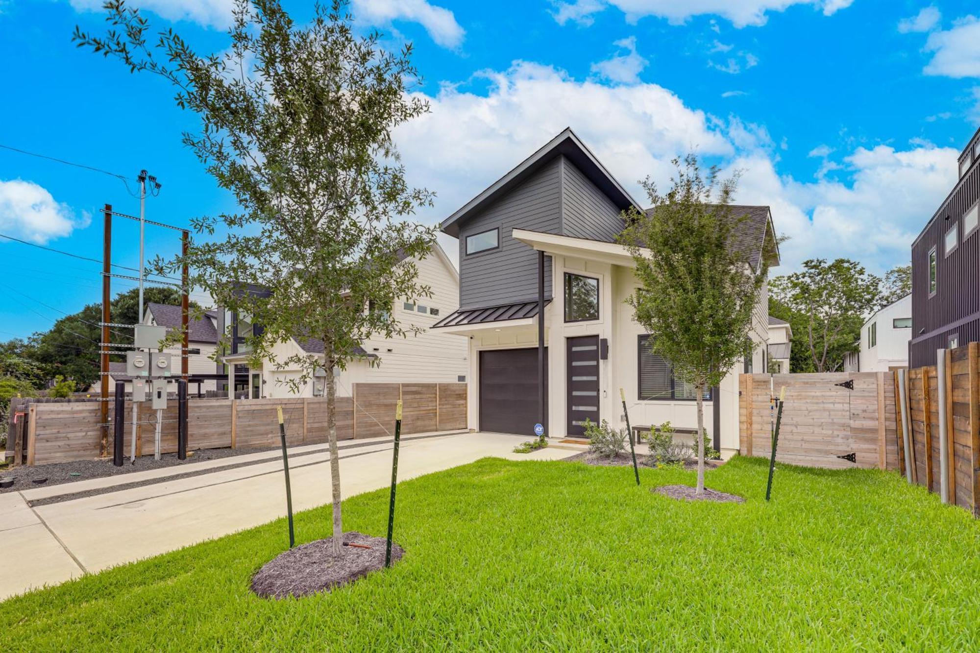 Modern Retreat With Heated Cowboy Pool! Austin