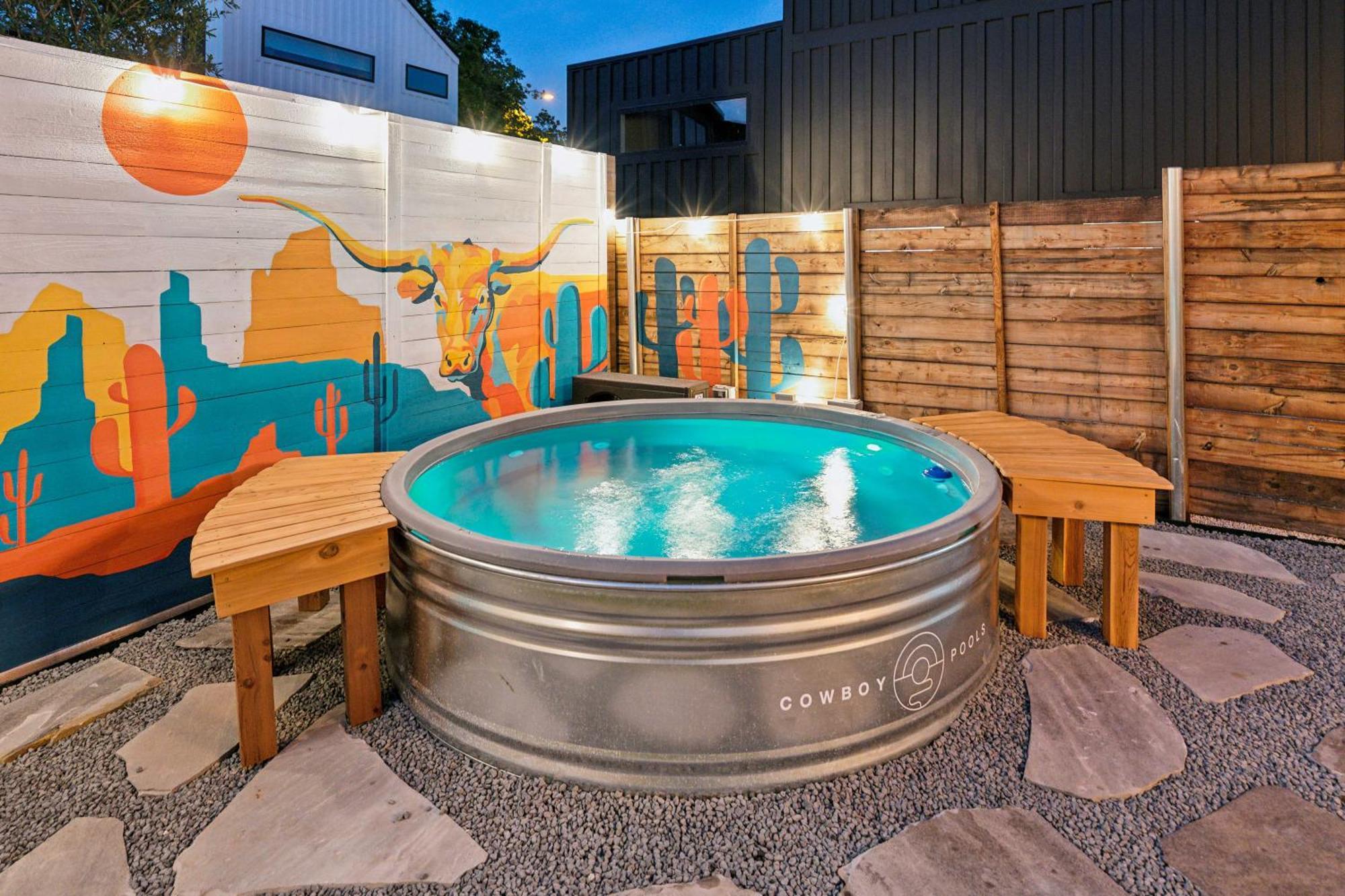 Modern Retreat With Heated Cowboy Pool! Holiday home