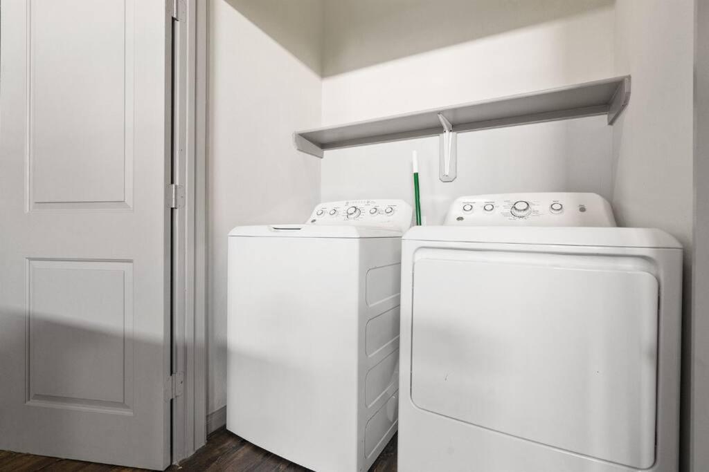 Modern 2br 2b Unit With Pool, Parking & Wifi Austin