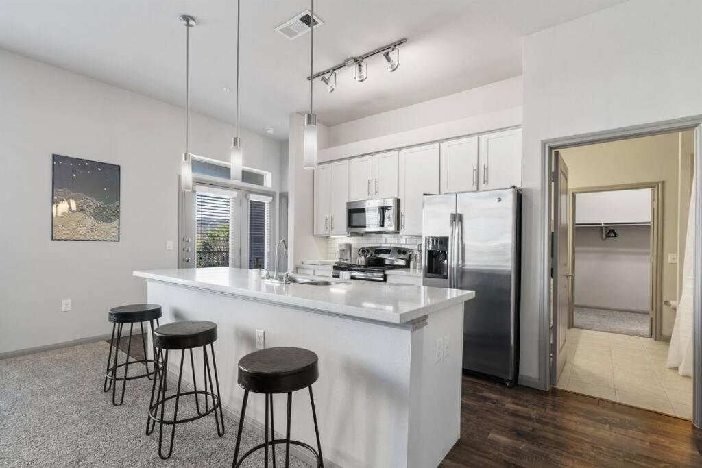 Apartment Modern 2br 2b Unit With Pool, Parking & Wifi *