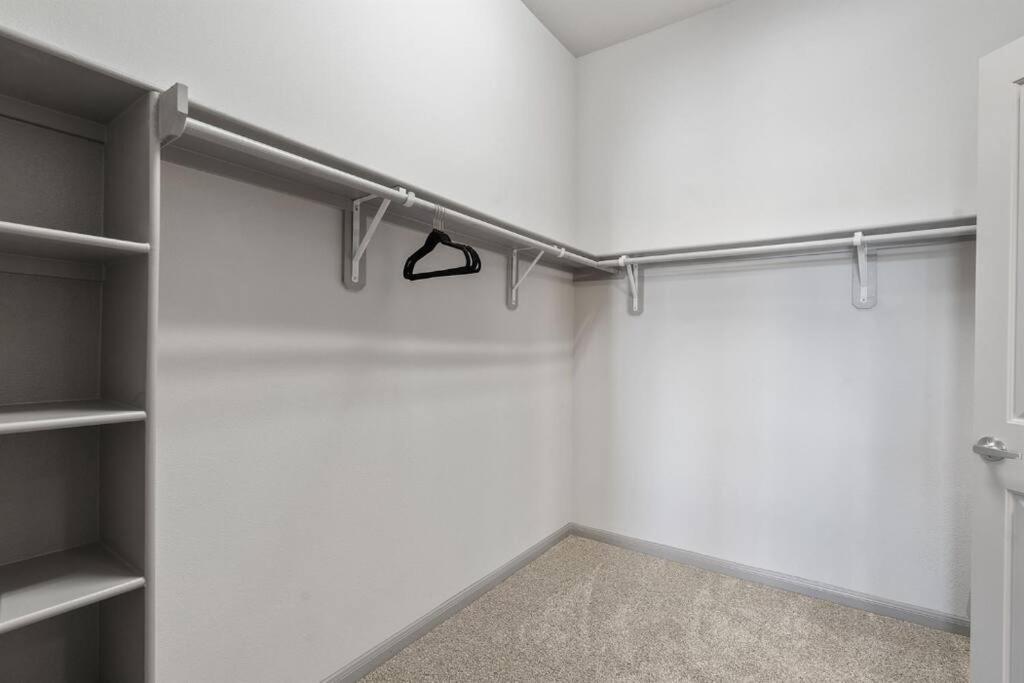 Modern 2br 2b Unit With Pool, Parking & Wifi Apartment