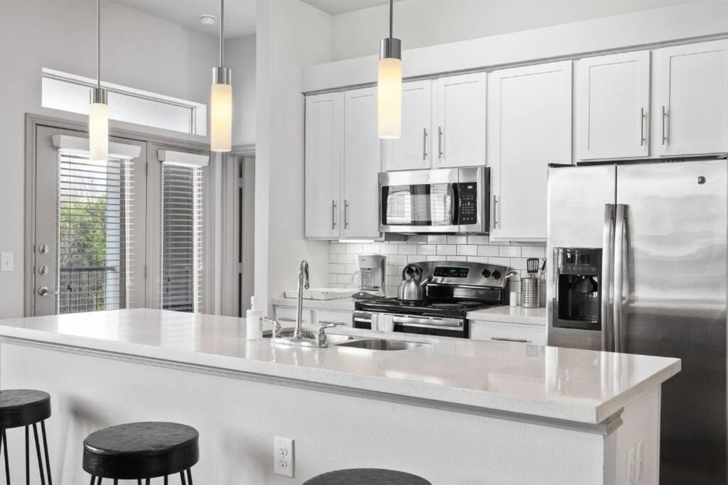 Modern 2br 2b Unit With Pool, Parking & Wifi Apartment *