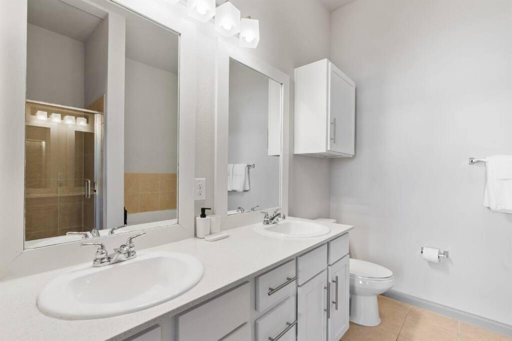 Modern 2br 2b Unit With Pool, Parking & Wifi Apartment