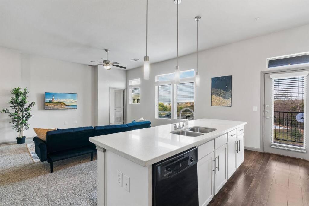 Apartment Modern 2br 2b Unit With Pool, Parking & Wifi Austin