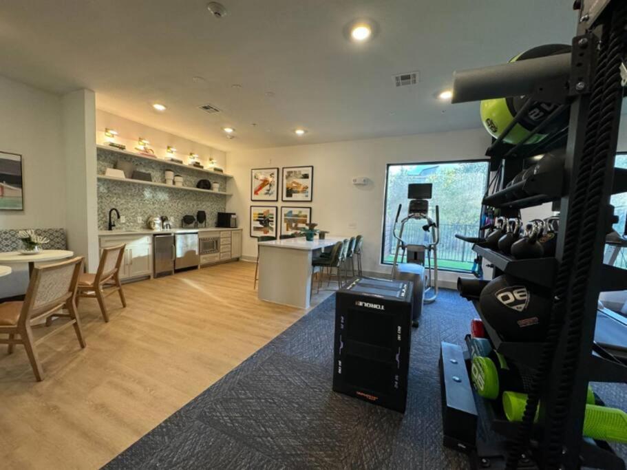 Apartment Modern 2br 2b Unit With Pool, Parking & Wifi
