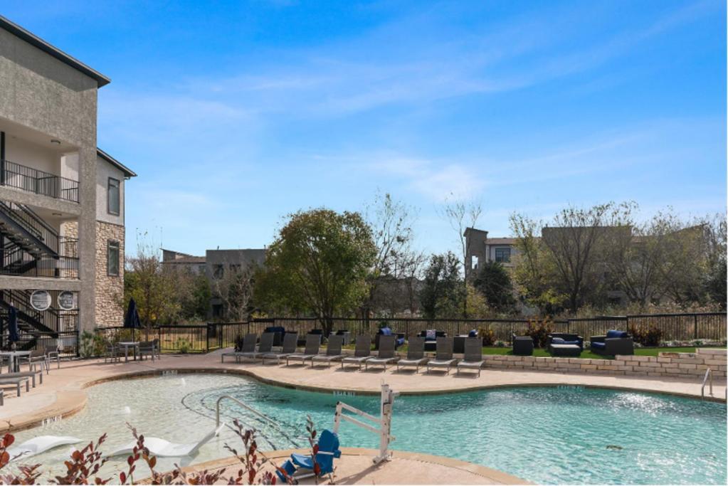 Modern 2br 2b Unit With Pool, Parking & Wifi Apartment