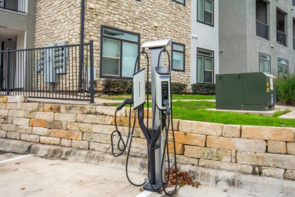 Apartment Modern 2br 2b Unit With Pool, Parking & Wifi Austin