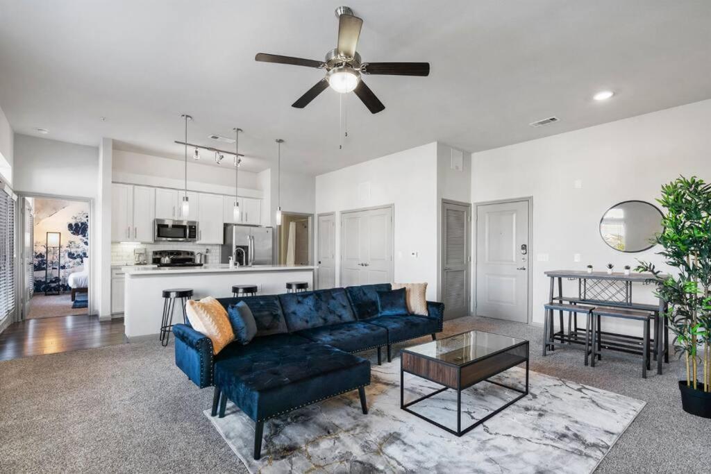 Modern 2br 2b Unit With Pool, Parking & Wifi Apartment *