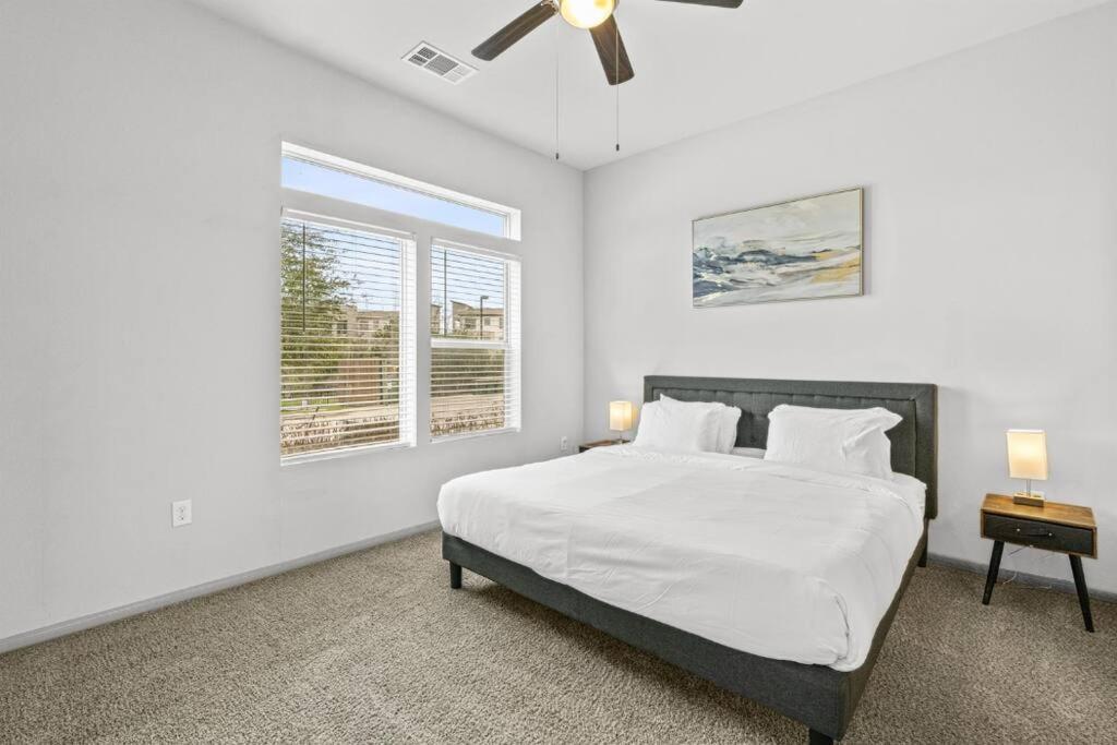 Lux 2b2b With Pool & Parking Near The Heart Of