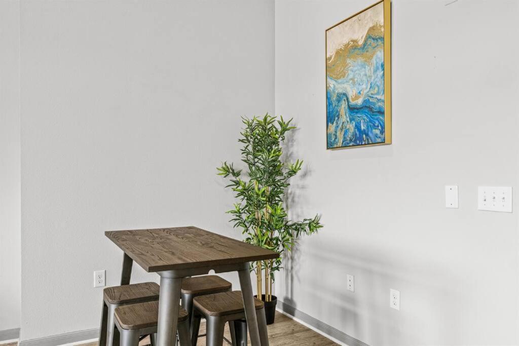 Lux 2b2b With Pool & Parking Near The Heart Of Apartment Austin