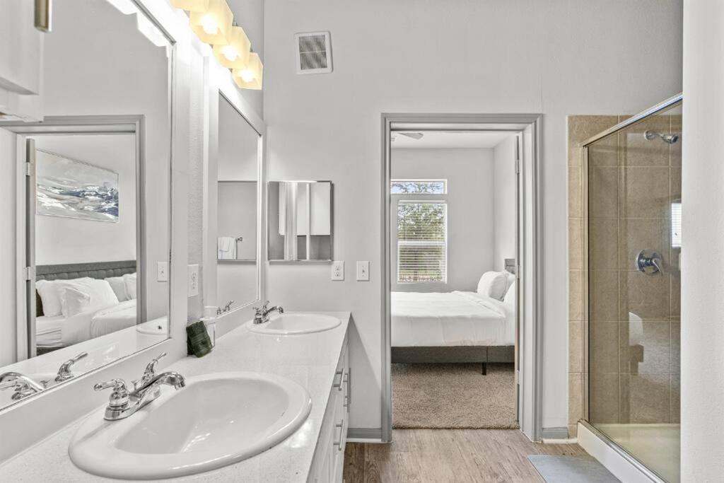 Lux 2b2b With Pool & Parking Near The Heart Of