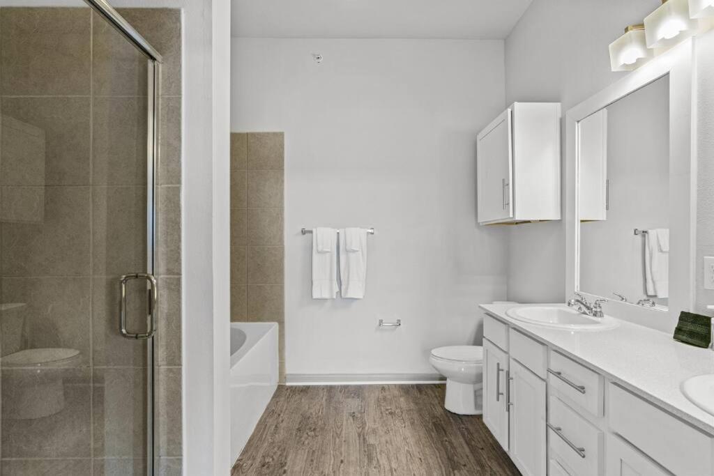 Apartment Lux 2b2b With Pool & Parking Near The Heart Of