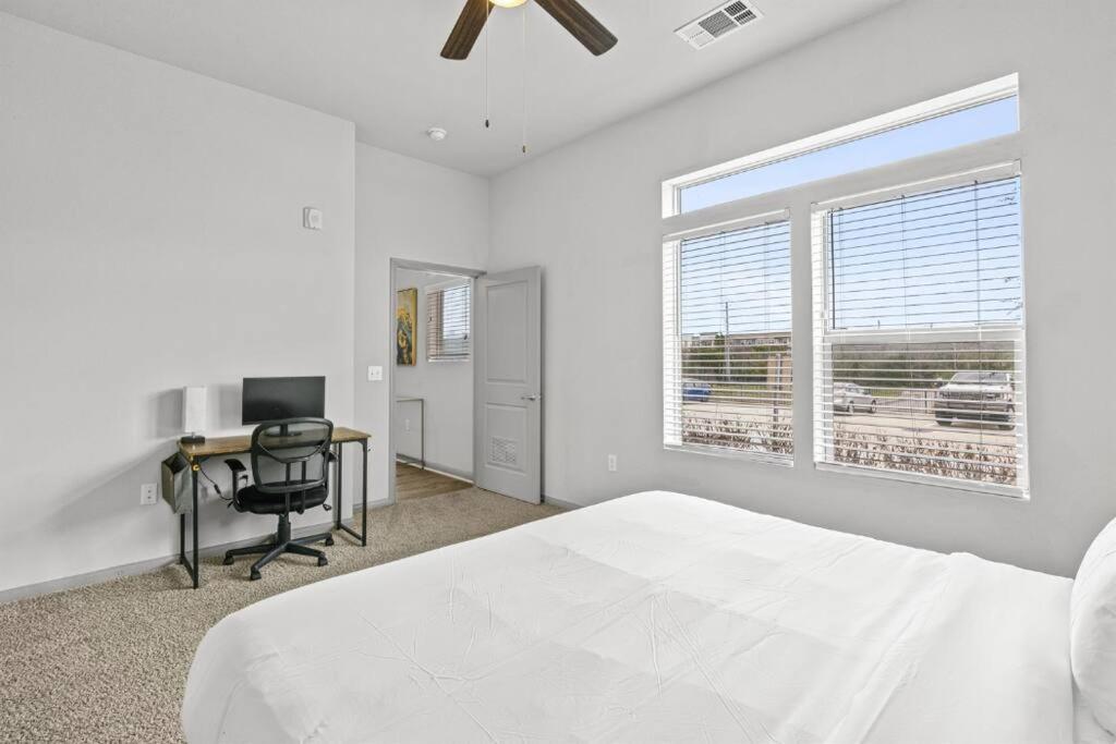 Lux 2b2b With Pool & Parking Near The Heart Of Apartment *