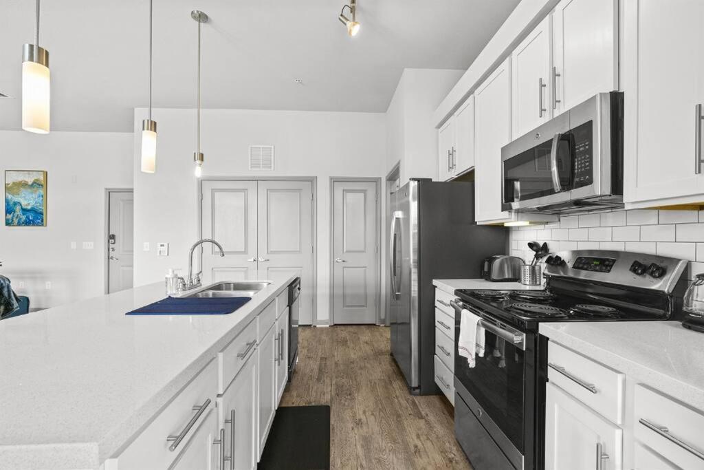 Apartment Lux 2b2b With Pool & Parking Near The Heart Of