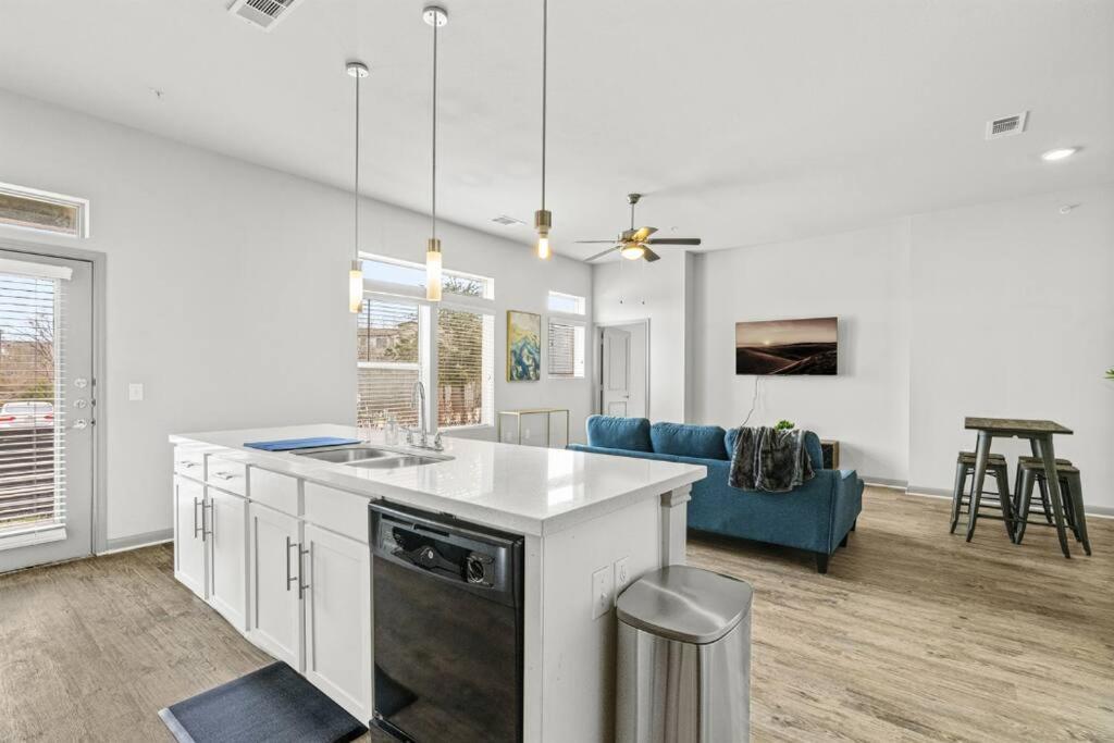 Lux 2b2b With Pool & Parking Near The Heart Of *