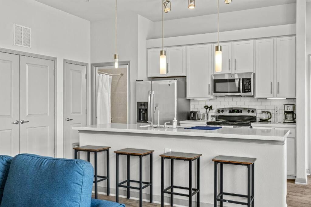 Lux 2b2b With Pool & Parking Near The Heart Of *