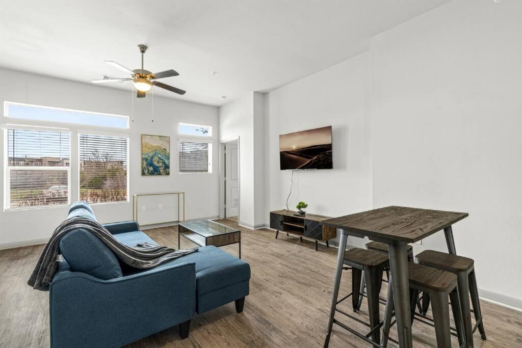 Lux 2b2b With Pool & Parking Near The Heart Of