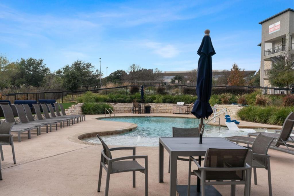 Lux 2b2b With Pool & Parking Near The Heart Of Apartment