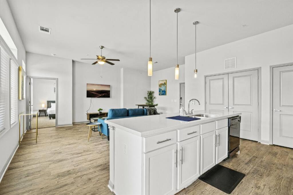 Lux 2b2b With Pool & Parking Near The Heart Of Apartment Austin