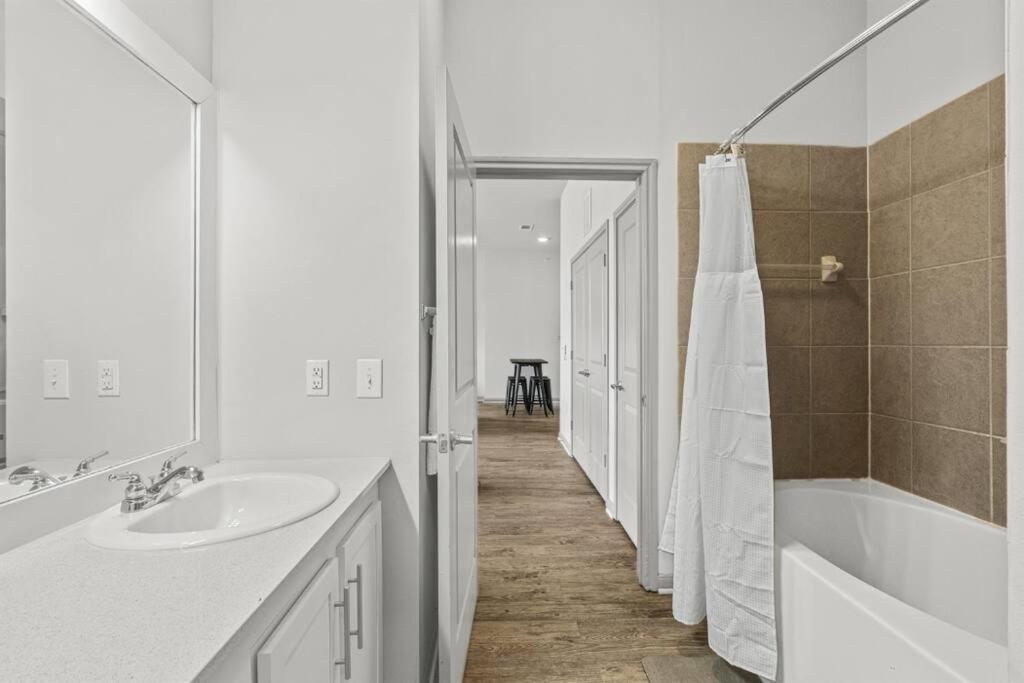 Lux 2b2b With Pool & Parking Near The Heart Of