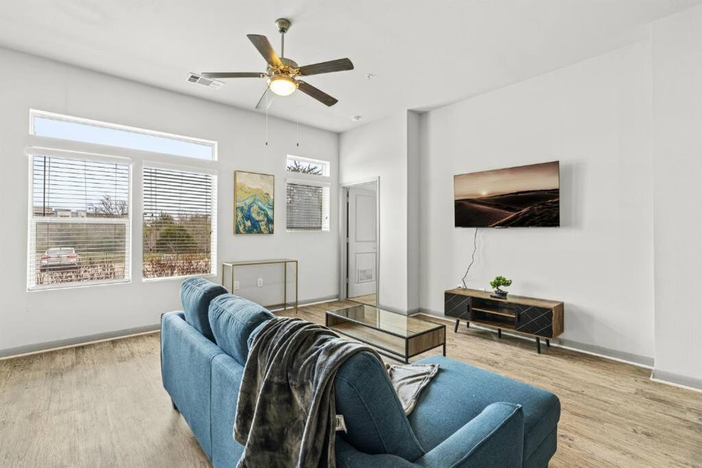 Lux 2b2b With Pool & Parking Near The Heart Of Apartment