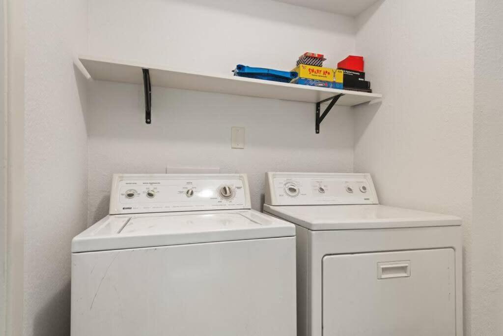 Charming 2 Bedroom Unit With Large Yard *