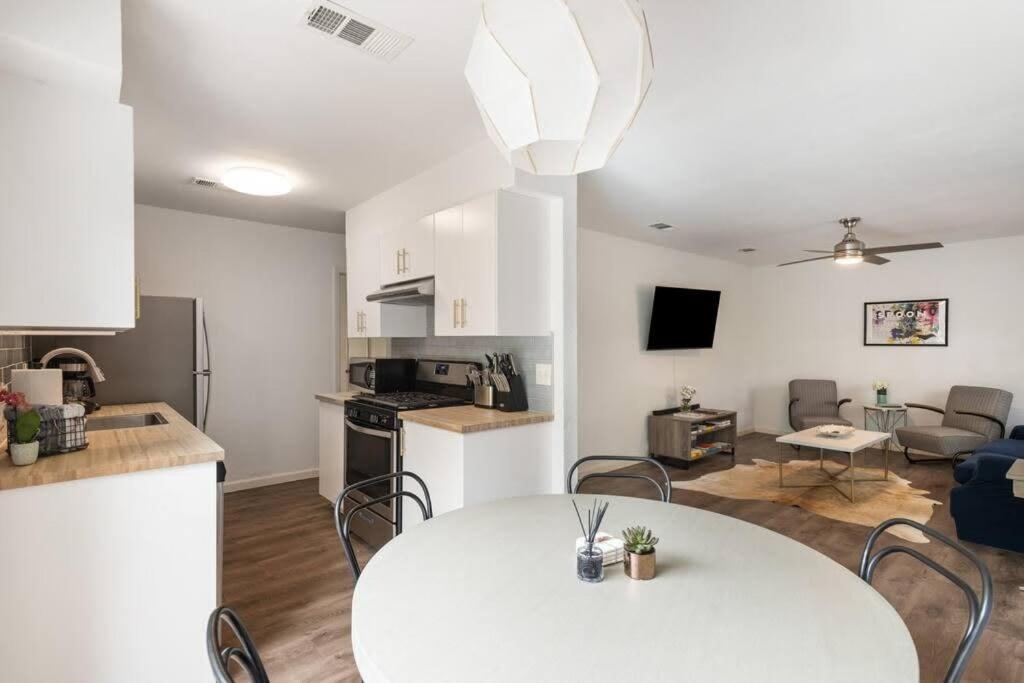 Charming 2 Bedroom Unit With Large Yard Holiday home