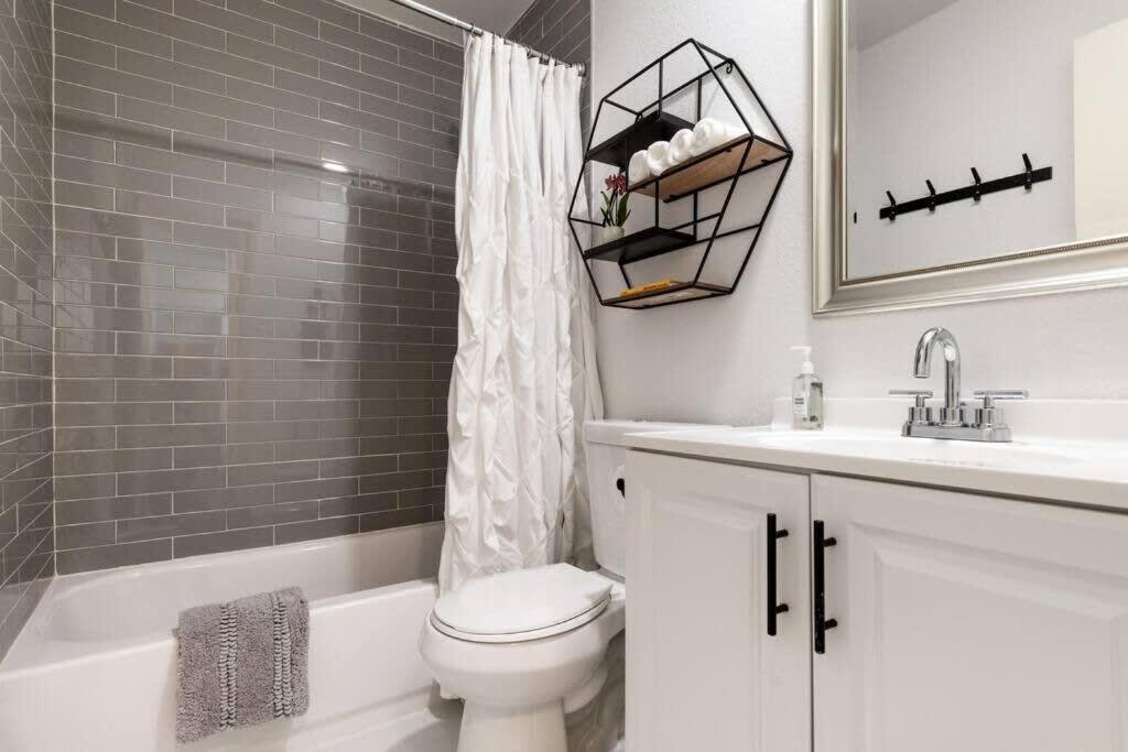 Charming 2 Bedroom Unit With Large Yard