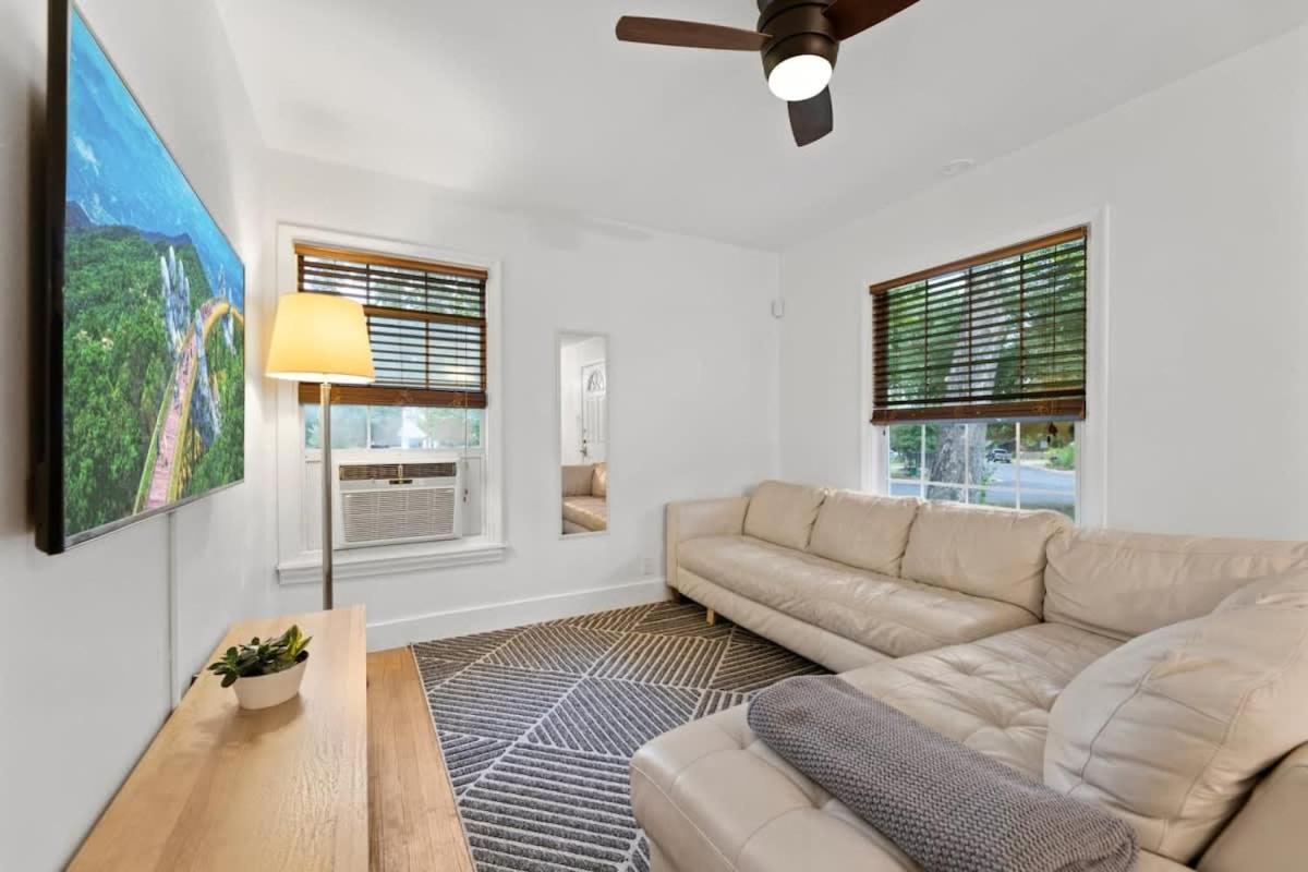 Quaint 3 Bedroom House With Huge Yard *