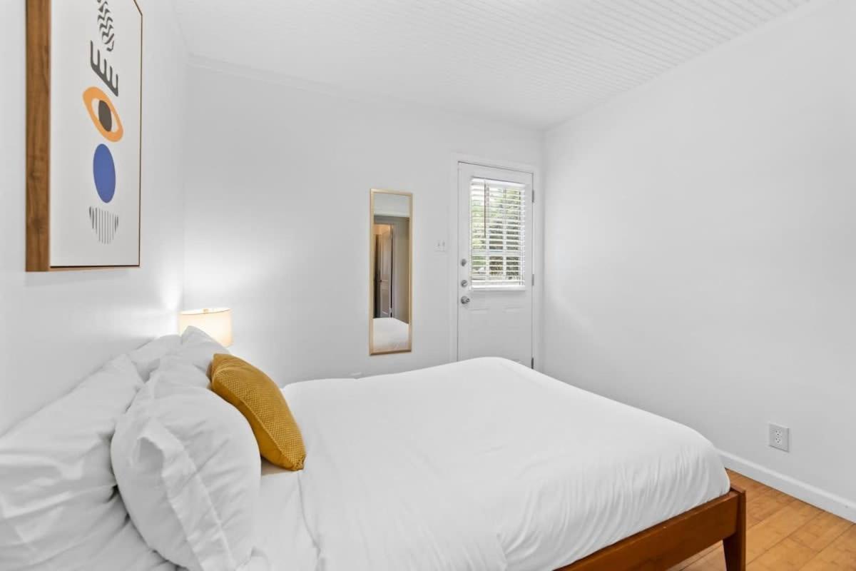 Quaint 3 Bedroom House With Huge Yard Holiday home