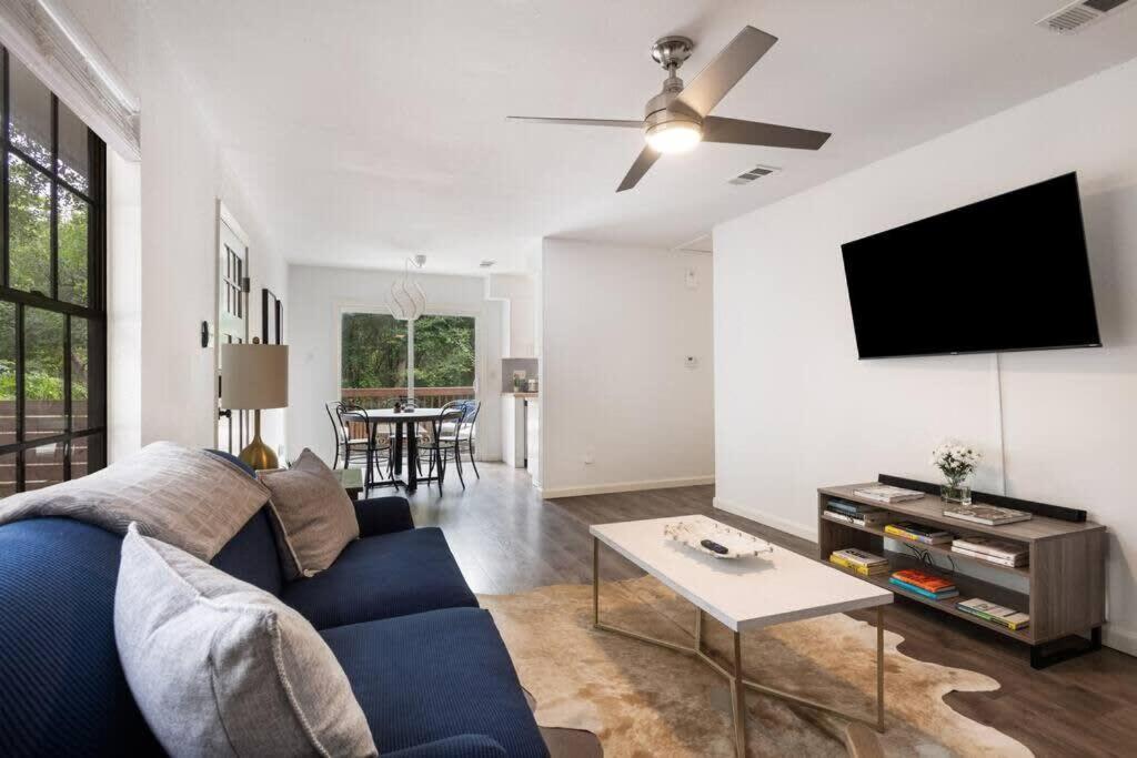 Charming 2 Bedroom Unit With Large Yard Holiday home Austin