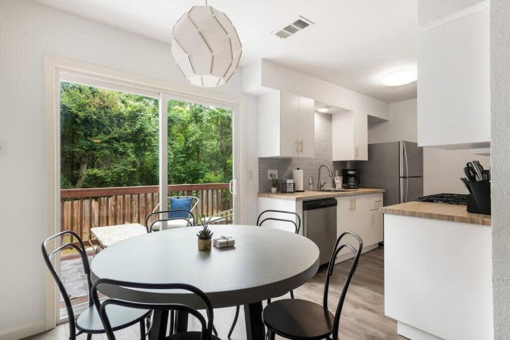 Charming 2 Bedroom Unit With Large Yard *