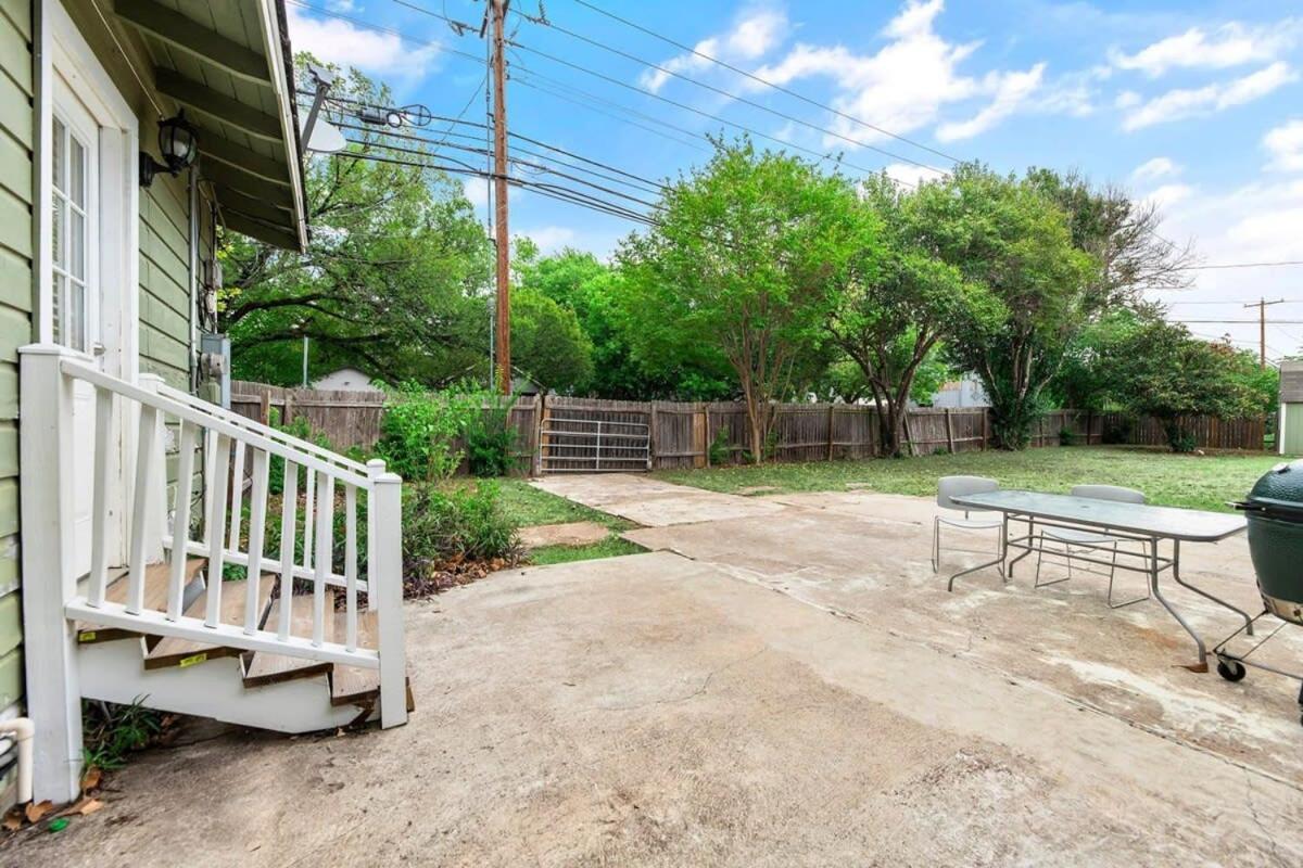 Quaint 3 Bedroom House With Huge Yard Holiday home