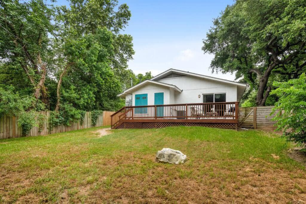 Charming 2 Bedroom Unit With Large Yard Holiday home *
