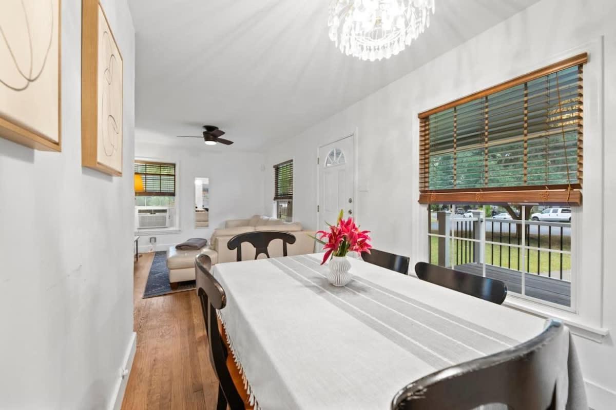 Quaint 3 Bedroom House With Huge Yard Holiday home Austin